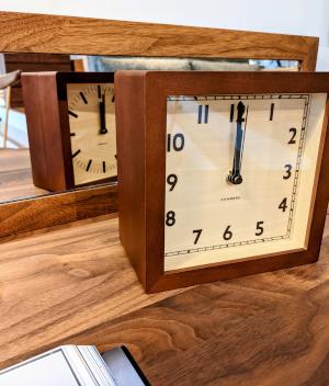 REVERSIBLE CLOCK